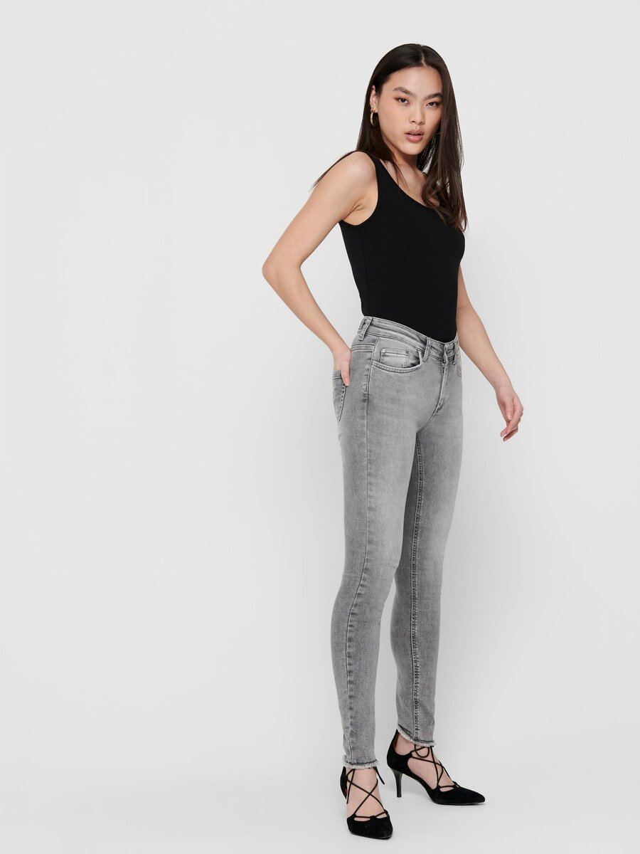 Broek van het merk Only in het Grijs