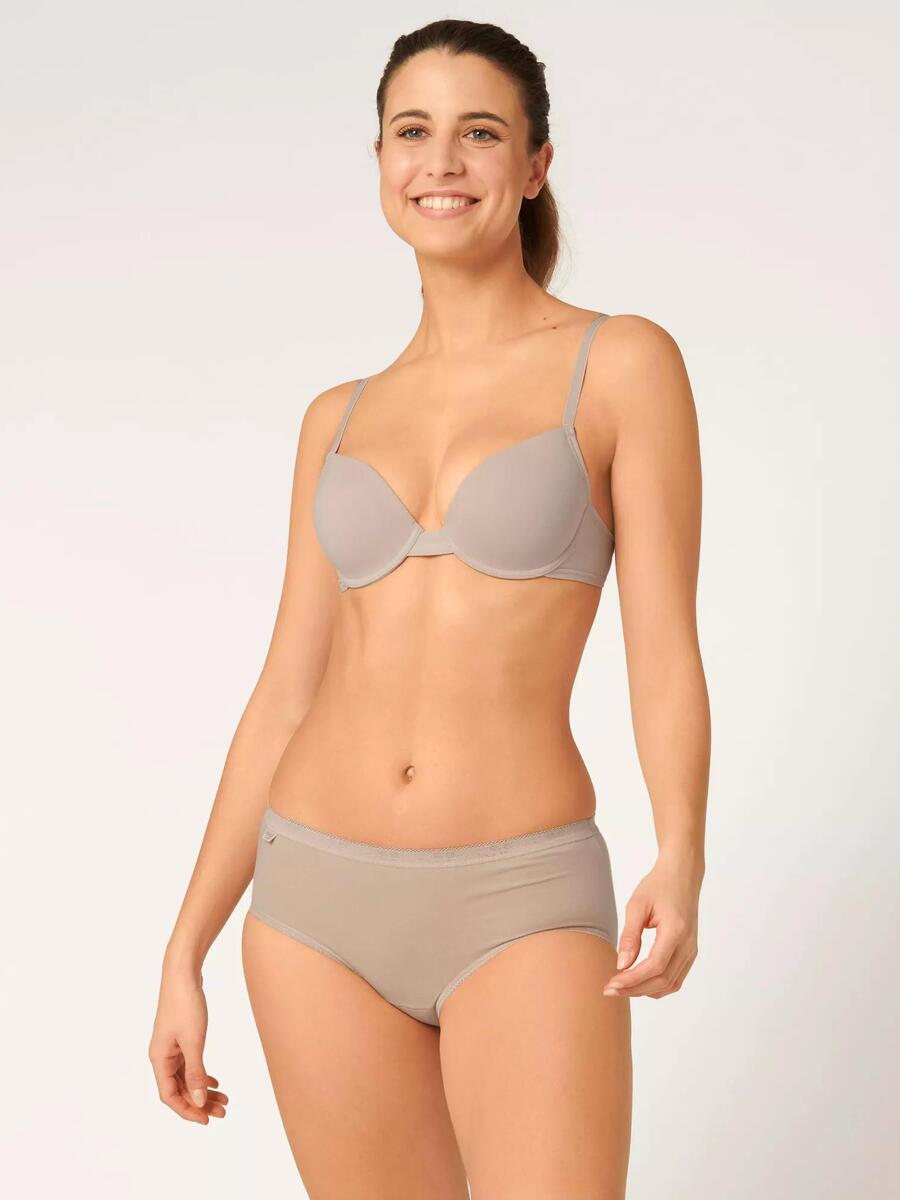 Slip van het merk Sloggi in het Beige