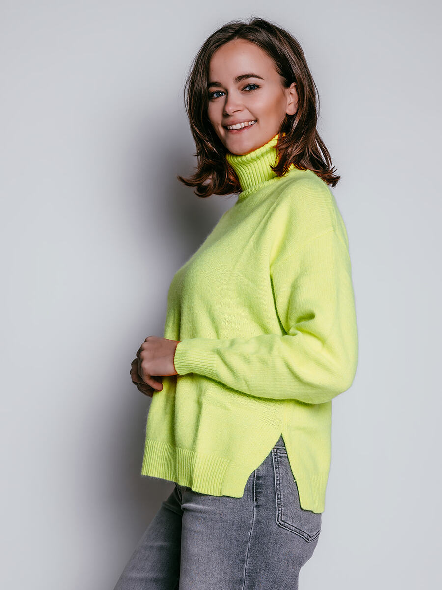 Pull van het merk Mika Elles in het Geel