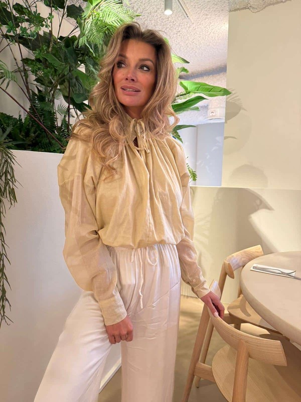 Bloes van het merk Mei-li in het Beige
