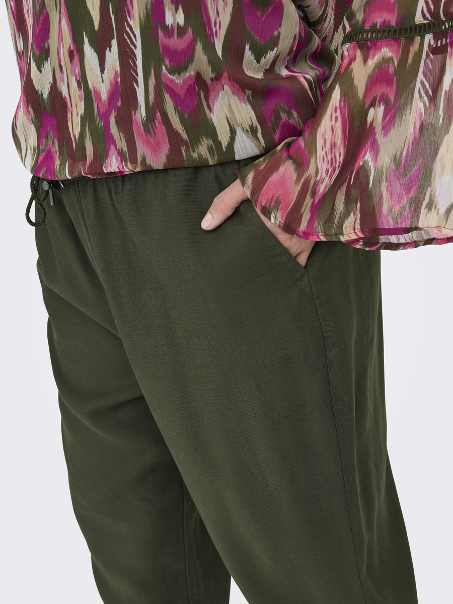 Broek van het merk Only Carmakoma in het Groen