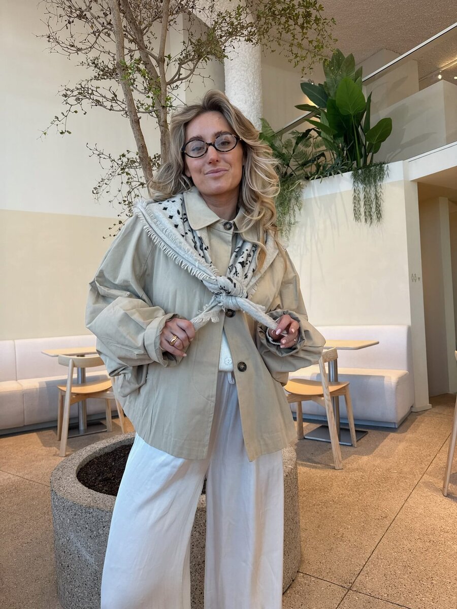 Jas van het merk Mei-li in het Beige