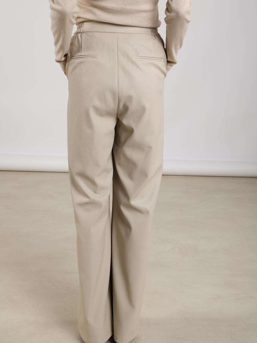 Broek van het merk Nukus in het Beige