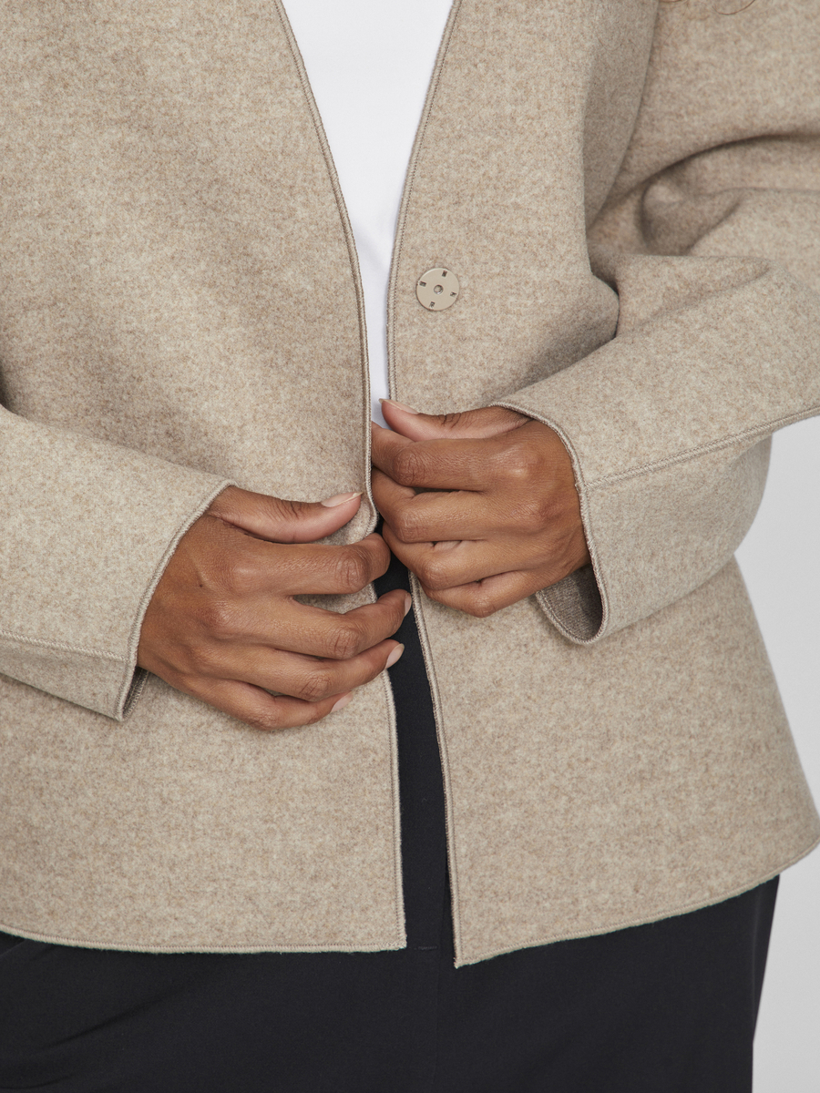 Jacket van het merk Vila in het Beige