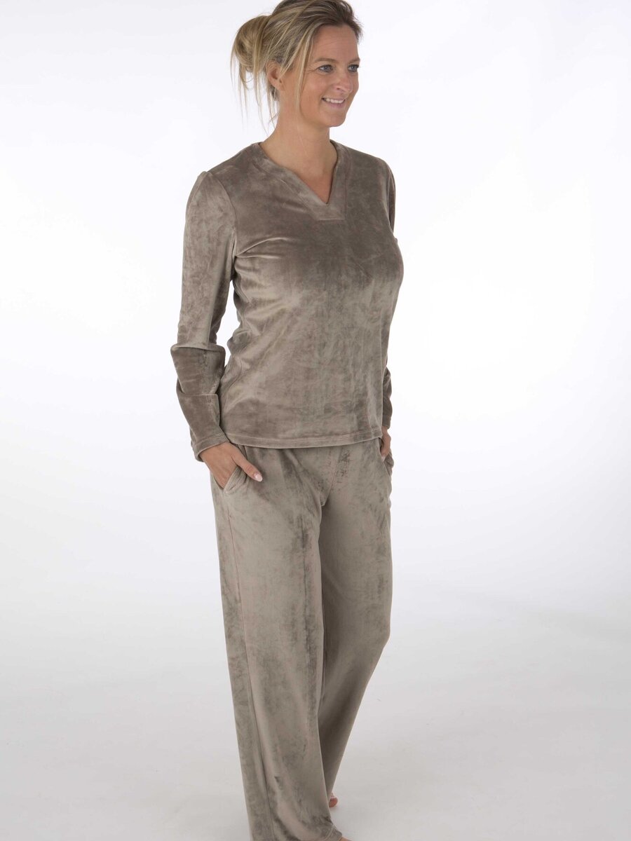 Pyjama van het merk Perlina in het Beige