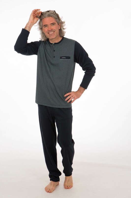 Pyjama van het merk Perlina in het Marine Pyjama van het merk Perlina in het Marine