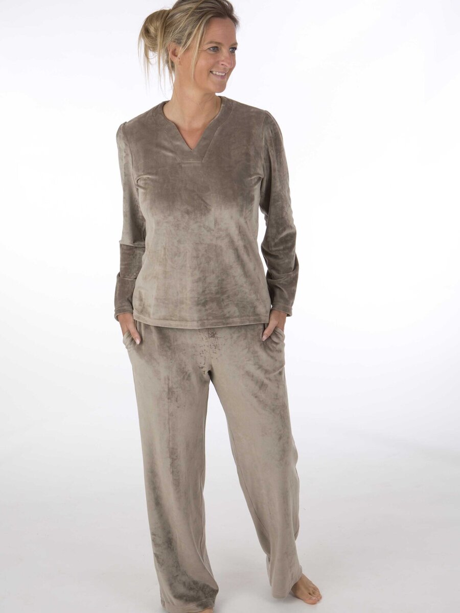 Pyjama van het merk Perlina in het Beige