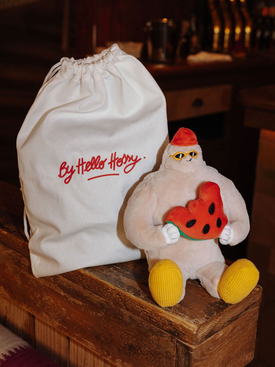 Knuffel van het merk Hello Hossy in het Ecru