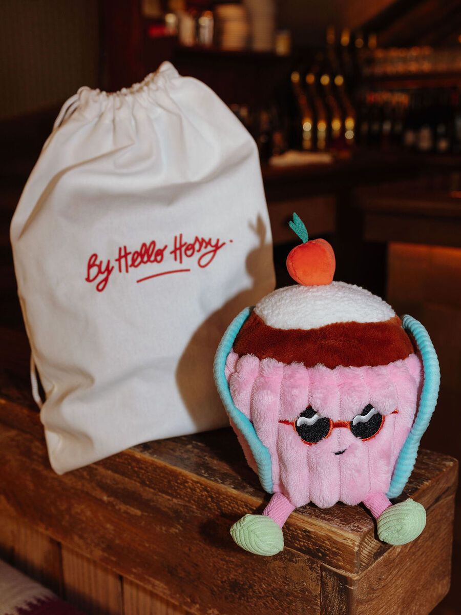 Knuffel van het merk Hello Hossy in het Roze