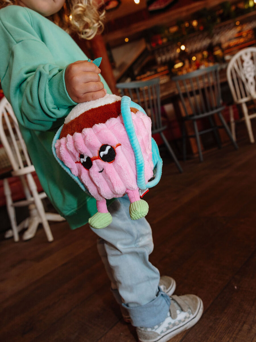 Knuffel van het merk Hello Hossy in het Roze