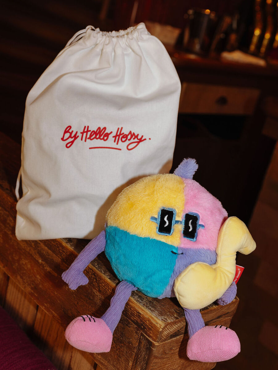 Knuffel van het merk Hello Hossy in het Geel