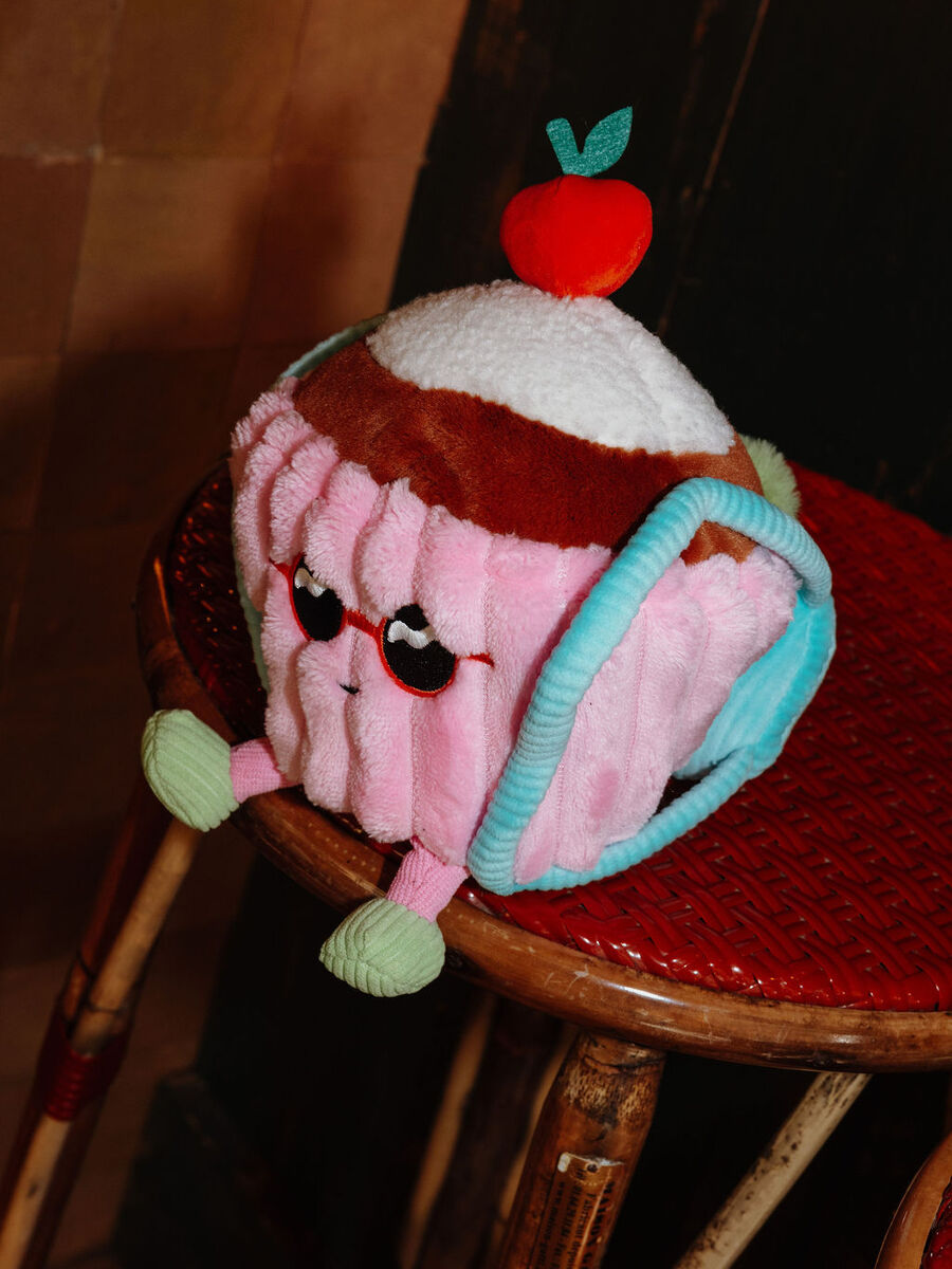 Knuffel van het merk Hello Hossy in het Roze