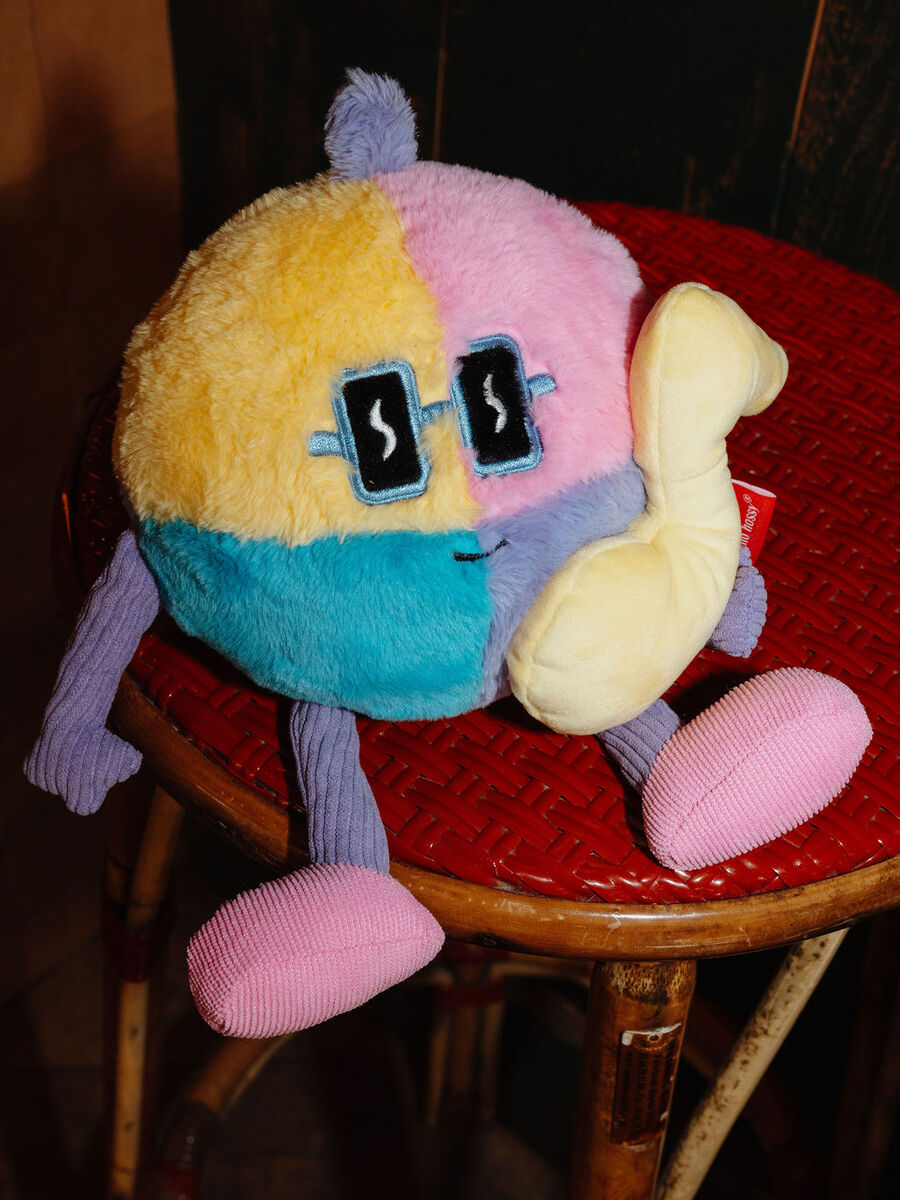 Knuffel van het merk Hello Hossy in het Geel